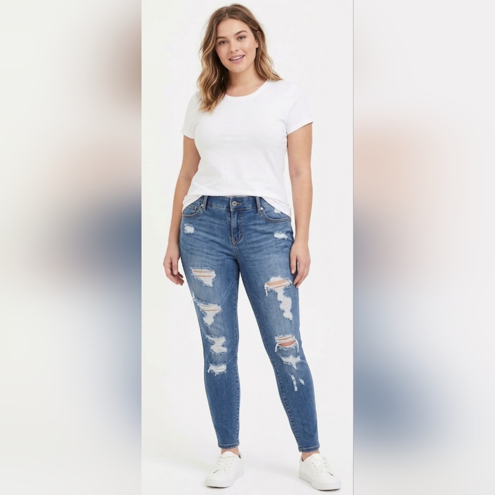 👖 TORRID Bombshell Skinny Distressed Jeans Size 12R 🌟